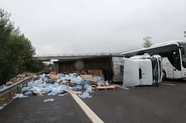 Tem’de, Kontrolden Çıkan Su Yüklü Tır Devrildi