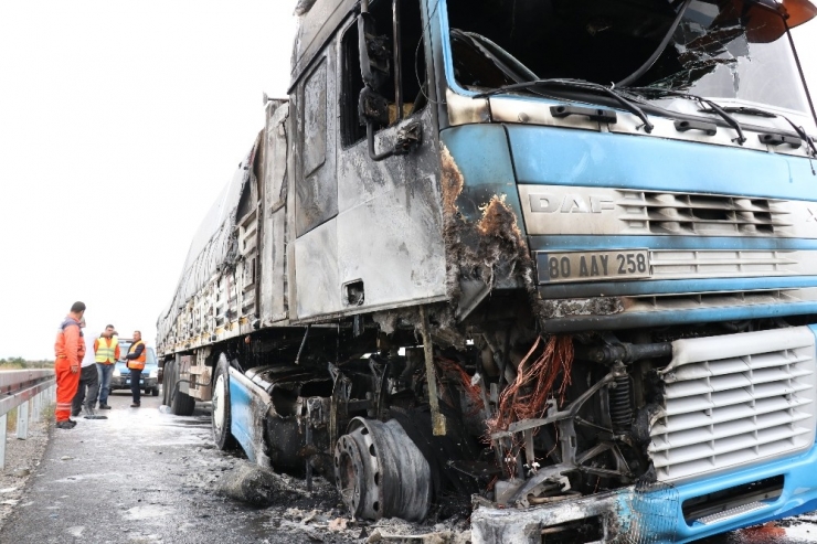 Bolu’da Tem Otoyolu’nda Lastiği Patlayan Tır Yandı