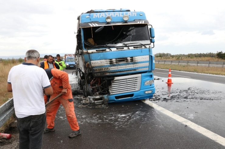 Bolu’da Tem Otoyolu’nda Lastiği Patlayan Tır Yandı