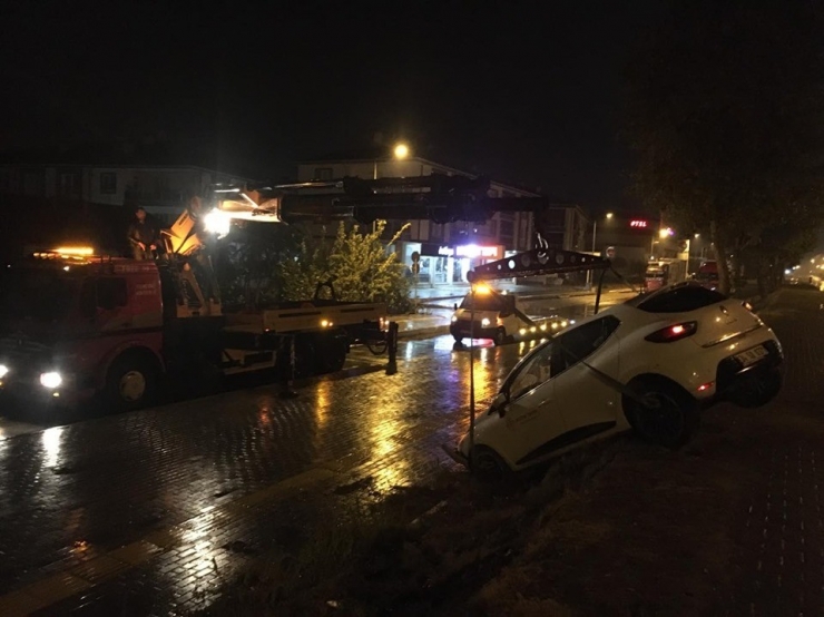 Otomobil Yan Yola Uçtu