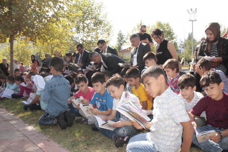 Öğrenciler, Protokol İle Bir Araya Gelip Parkta Kitap Okudu