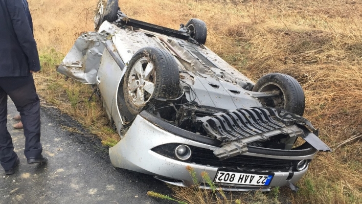 Yağışlı Hava Kaza Getirdi, Takla Atan Araçta 3 Kişi Yaralandı