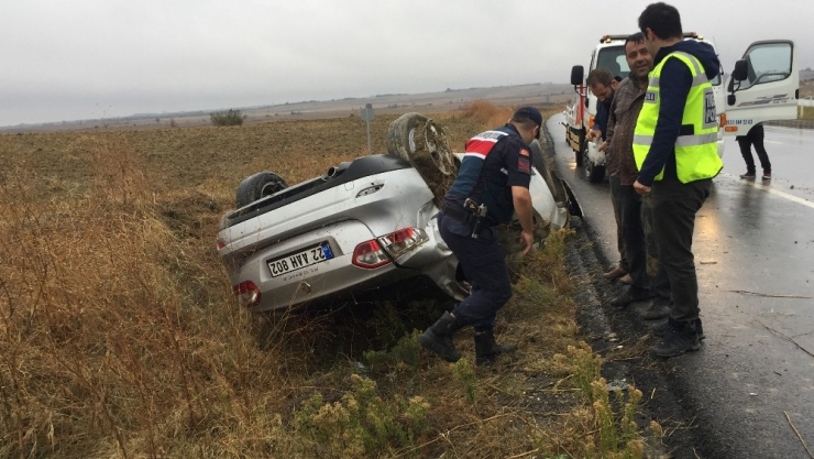 Yağışlı Hava Kaza Getirdi, Takla Atan Araçta 3 Kişi Yaralandı