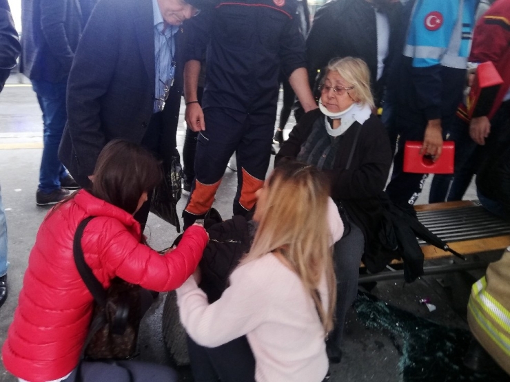 Esenyurt Haramidere Sanayi Metrobüs Durağında Metrobüs Kazası Yaşandı. Olay Yerine Ambulanslar Sevk Edildi. Sağlık Ekiplerinin Yaralılara Müdahalesi Sürüyor.