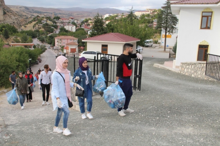 Gençler, Çevre Temizliği Yaptı