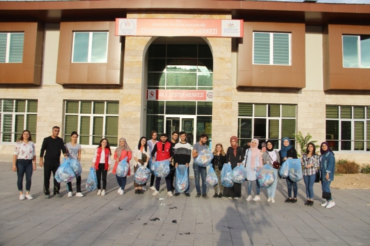 Gençler, Çevre Temizliği Yaptı