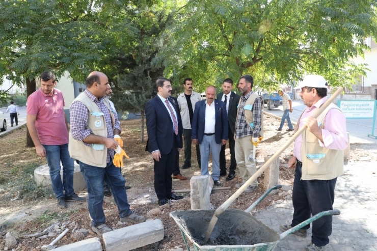 Haliliye’de Ağaçlar Toprakla Buluşuyor