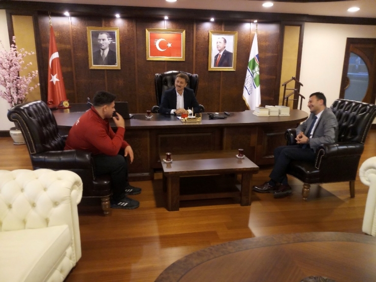 Dünya Şampiyonu Güreşçi Rıza Kayaalp’in İsmi Spor Salonuna Verildi