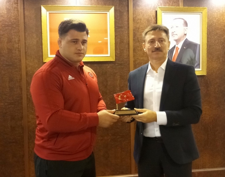 Dünya Şampiyonu Güreşçi Rıza Kayaalp’in İsmi Spor Salonuna Verildi