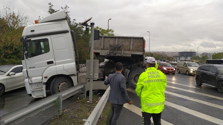 E-5 Karayolunda Tır Bariyerlere Çaptı