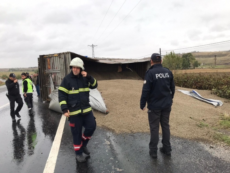 Tır Devrildi: 1 Yaralı