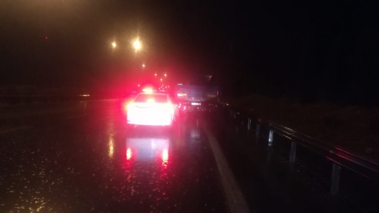 İzmir’de Minibüs Tıra Arkadan Çarptı: 1 Yaralı