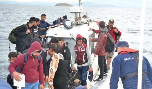 İzmir’de 239 Kaçak Göçmen Ve 4 Göçmen Kaçakçısı Şüphelisi Yakalandı