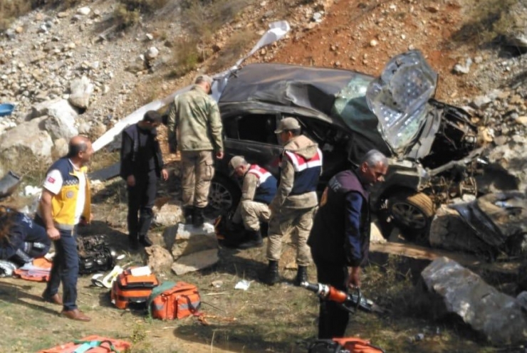 Otomobil Şarampole Uçtu: 1 Ölü, 2 Yaralı