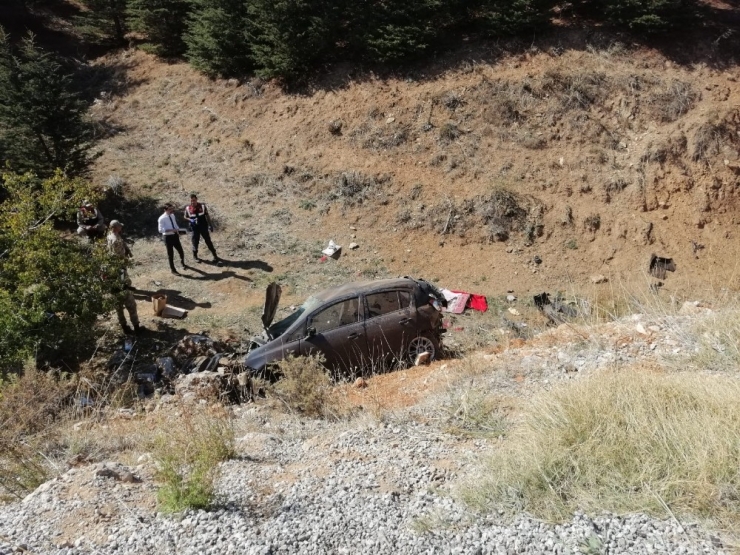 Otomobil Şarampole Uçtu: 1 Ölü, 2 Yaralı