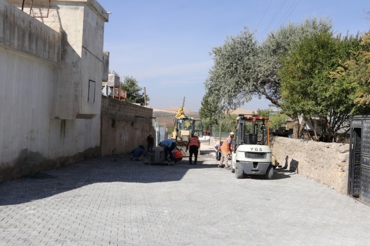 Karaköprü Mahallerinde Yollara Kilitli Parke Döşeniyor