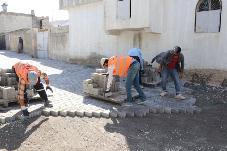 Karaköprü Mahallerinde Yollara Kilitli Parke Döşeniyor