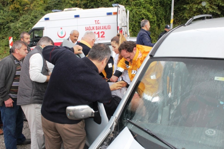 İnebolu’da Köprü Girişinde İki Araç Çarpıştı: 2 Yaralı