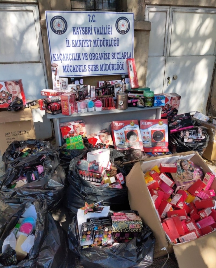 Tuhafiye Giyim Mağazasında Kaçak Kozmetik Ürünleri Ele Geçirildi