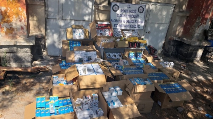 Tuhafiye Giyim Mağazasında Kaçak Kozmetik Ürünleri Ele Geçirildi