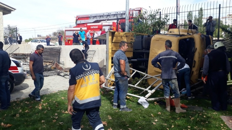 Kayseri’de Freni Patlayan Kamyon Yan Yattı, Çok Sayıda Yaralı Var