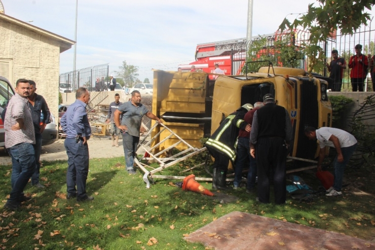 Otomobile Çarpan Kamyon Lunaparkın Bahçesine Düştü