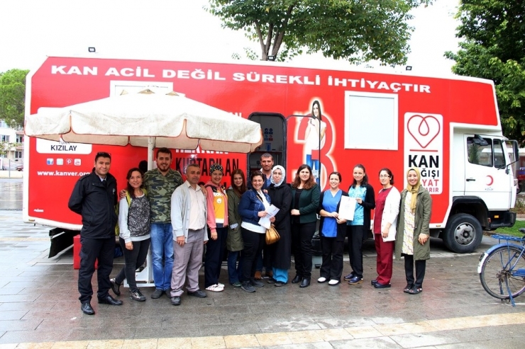 Hastane Personelinden Kan Ve Kök Hücre Bağışı