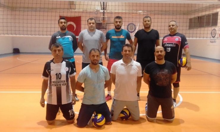 Milas Veteran Voleybol Takımı Çalışmalarını Sürdürüyor