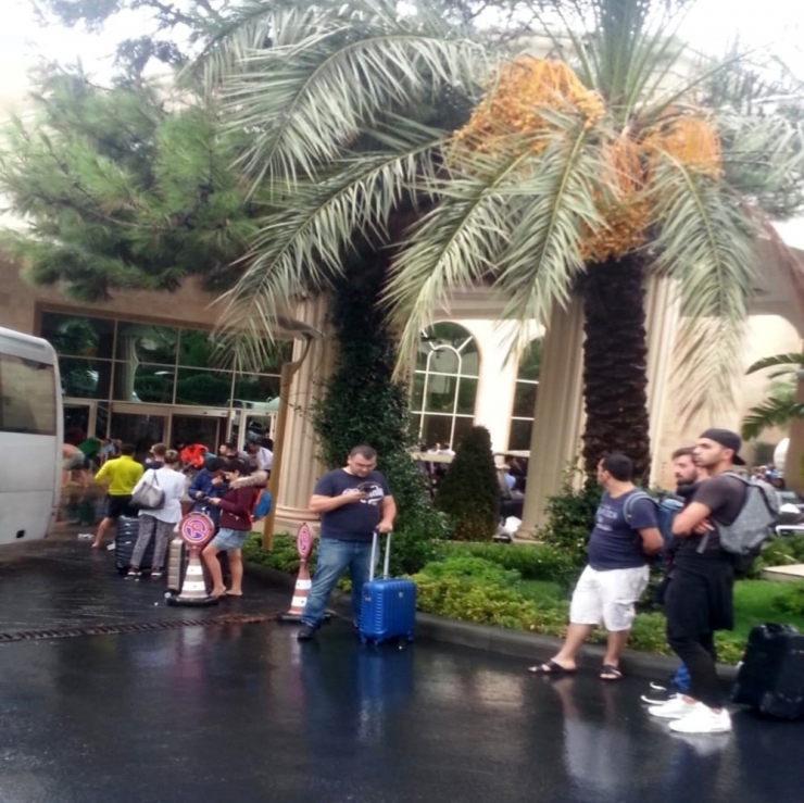 Turizm Cennetinde Yağmur Kabusu: Araçlar Sürüklendi, 5 Yıldızlı Otelleri Su Bastı, Küçük Çocuk Son Anda Kurtarıldı