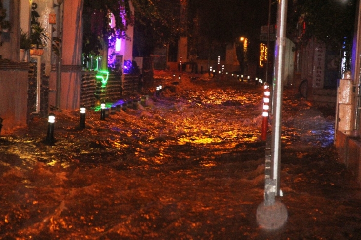 Turizm Cenneti Bodrum’da Caddeler Sokaklar Göle Döndü, Ekipler Teyakkuza Geçti
