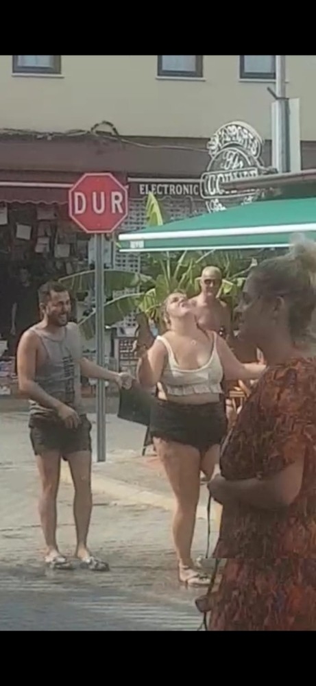 İngiliz Turist Alkolün Dozunu Kaçırınca..