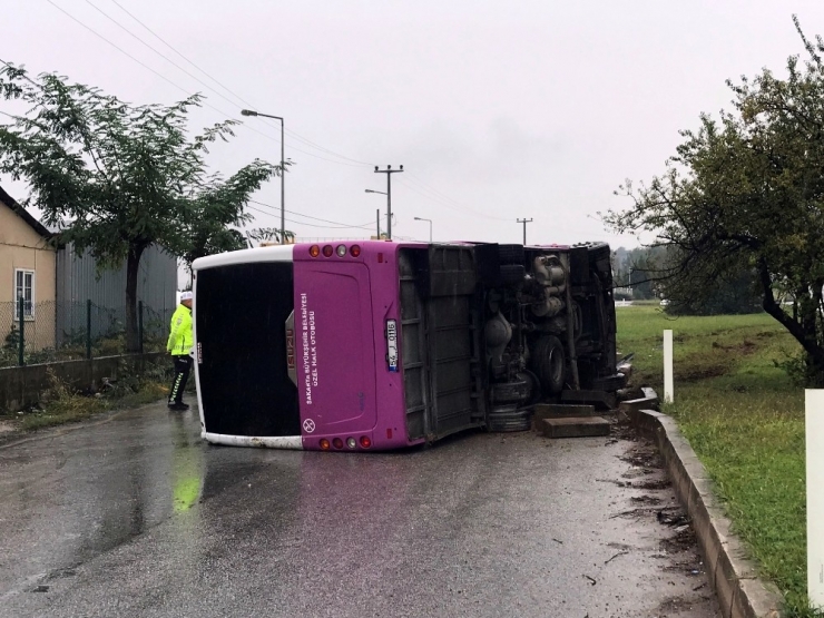 Sakarya’da Yağışlı Havada Kontrolden Çıkan Otobüs Kaza Yaptı