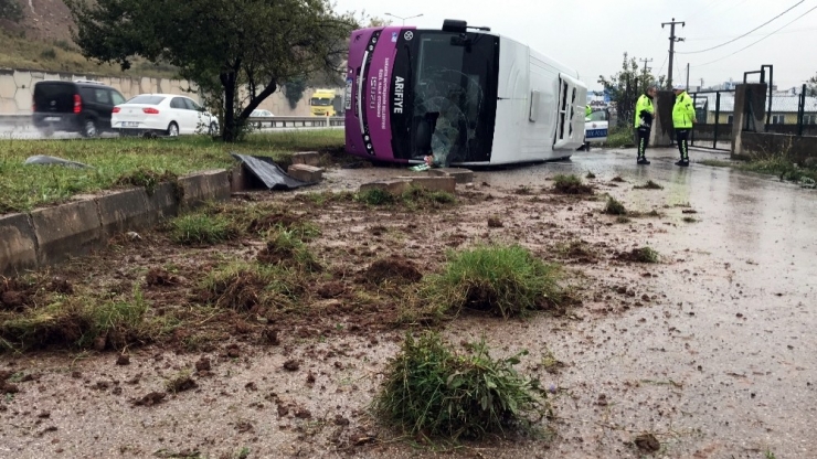 Sakarya’da Yağışlı Havada Kontrolden Çıkan Otobüs Kaza Yaptı