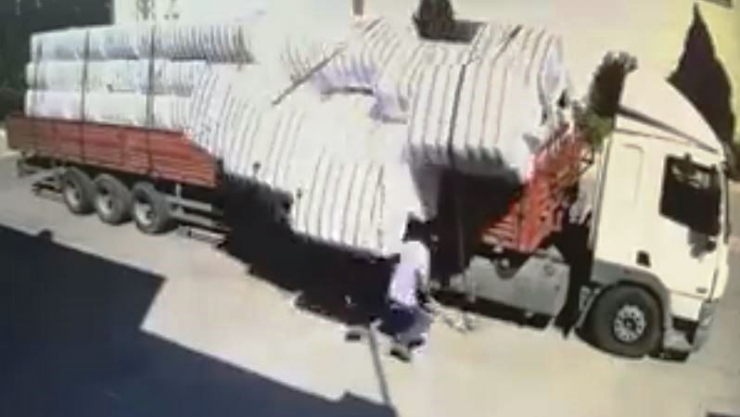 Park Halindeki Tırın Dorsesinden Düşen Pamuk Balyaları İşçiyi Yaraladı