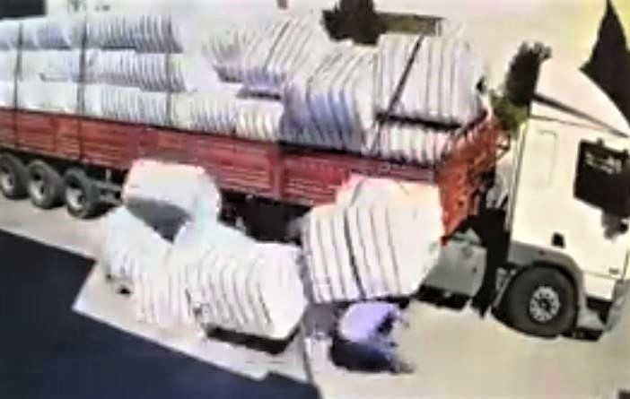 Park Halindeki Tırın Dorsesinden Düşen Pamuk Balyaları İşçiyi Yaraladı