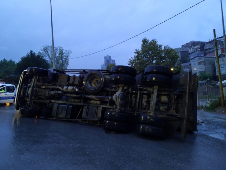 Sarıyer’de Kamyon Yan Yattı: 1 Yaralı