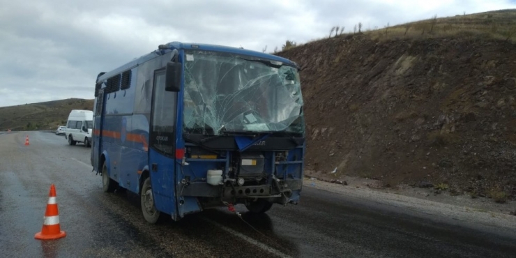 Sivas’ta Cezaevi Nakil Aracı Devrildi: 10 Yaralı