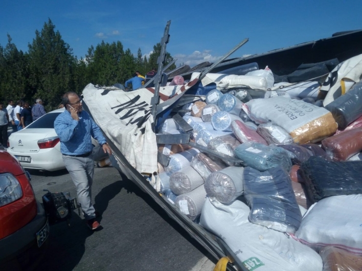 Otoyolda Karşı Şeride Geçen Tıra İki Otomobil Çarptı: 4 Yaralı