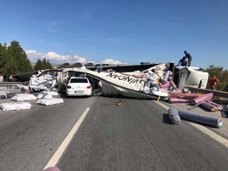 Otoyolda Karşı Şeride Geçen Tıra İki Otomobil Çarptı: 4 Yaralı