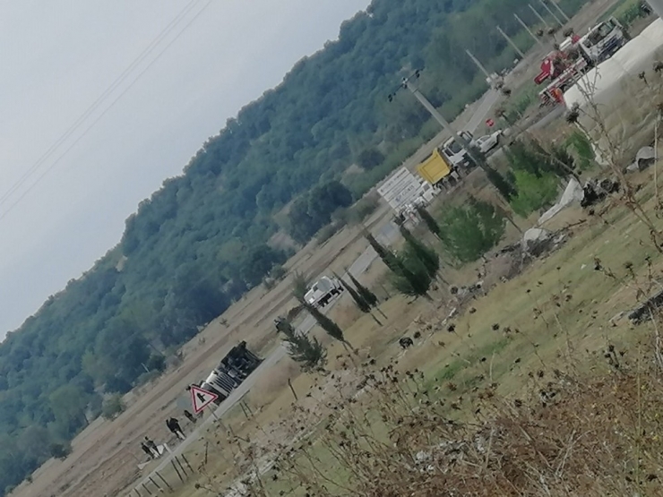 Kömür Yüklü Tır Devrildi: 1 Yaralı