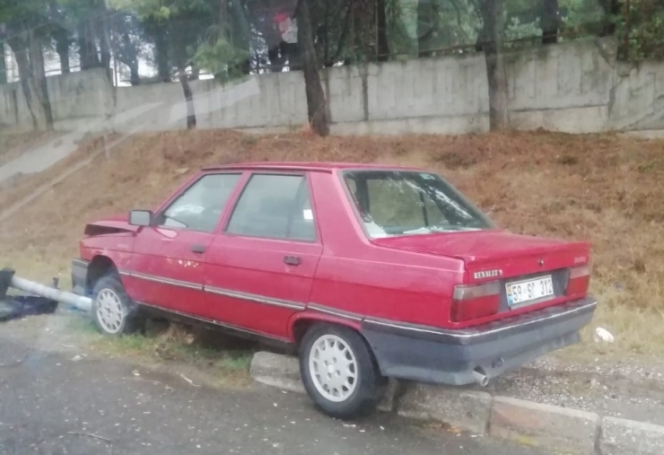 Otomobil Trafik Işığı Direğine Çarptı