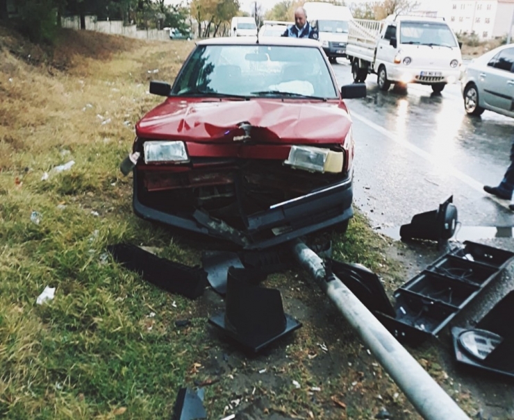 Otomobil Trafik Işığı Direğine Çarptı
