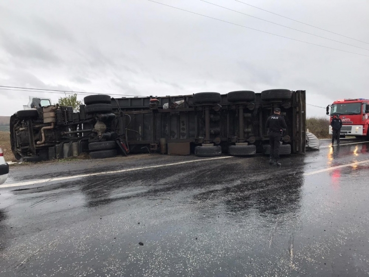 Tır Devrildi: 1 Yaralı