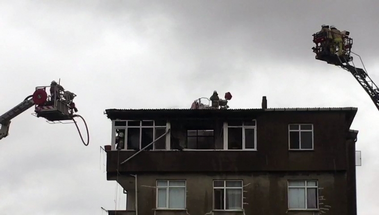 Tuzla’da Bir Apartmanın En Üst Katında Bulunan Dairede Yangın Çıktı. Olay Yerine Çok Sayıda İtfaiye Ekibi Sevk Edilirken Yangın Kontrol Altına Alındı.
