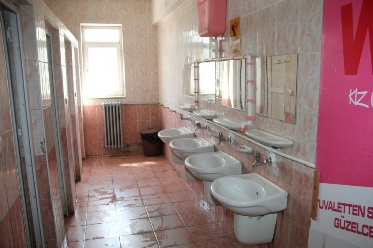 Edremit’te Tehlike Saçan Okul Lavaboları Baştan Sona Yenilendi