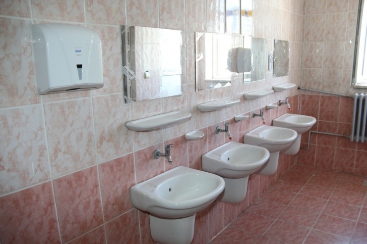 Edremit’te Tehlike Saçan Okul Lavaboları Baştan Sona Yenilendi