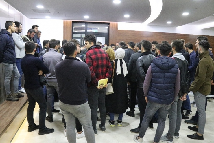 Bolu’da Ülkü Ocakları Üyelerinden Chp’li Meclis Üyesine Protesto