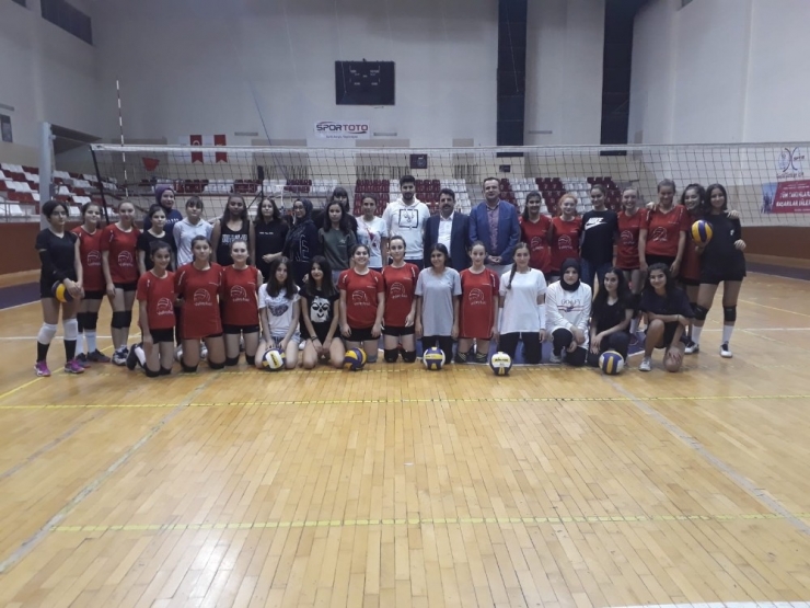 Çakır Antrenör Ve Sporcularla Buluştu