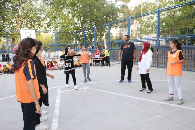 Öğrenciler Ve Veliler Basketbol Maçında Karşı Karşıya Geldi