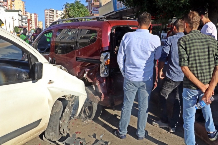 Zincirlemeye Kazaya Karıştı, Kiralık Aracı Bırakıp Kaçtı